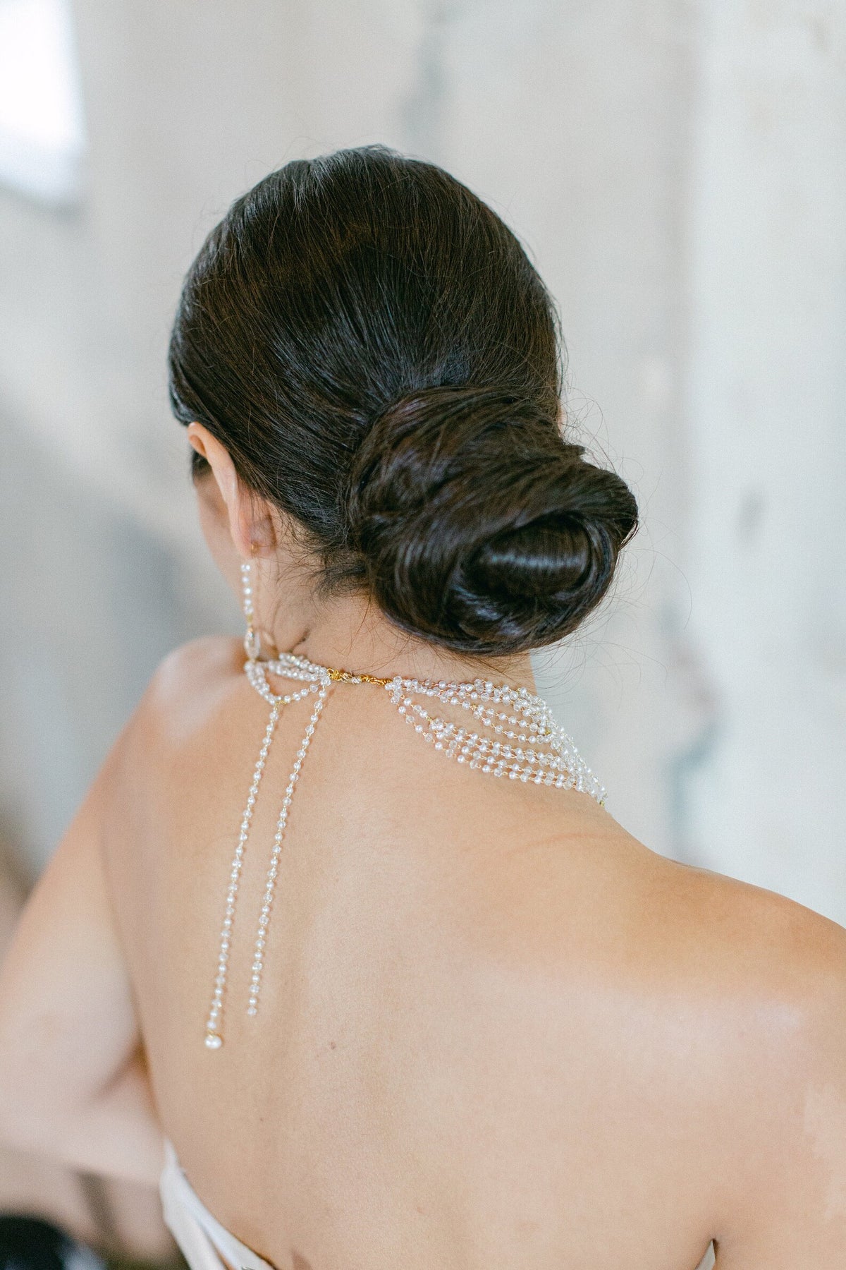 Tsarina ivoorkleurig en goudkleurig bruids halsstuk van Hanna Peters × Gibson Bespoke met glazen parels, smaragdgeslepen kristallen, goudverguld filigraan en een verstelbare ketting.