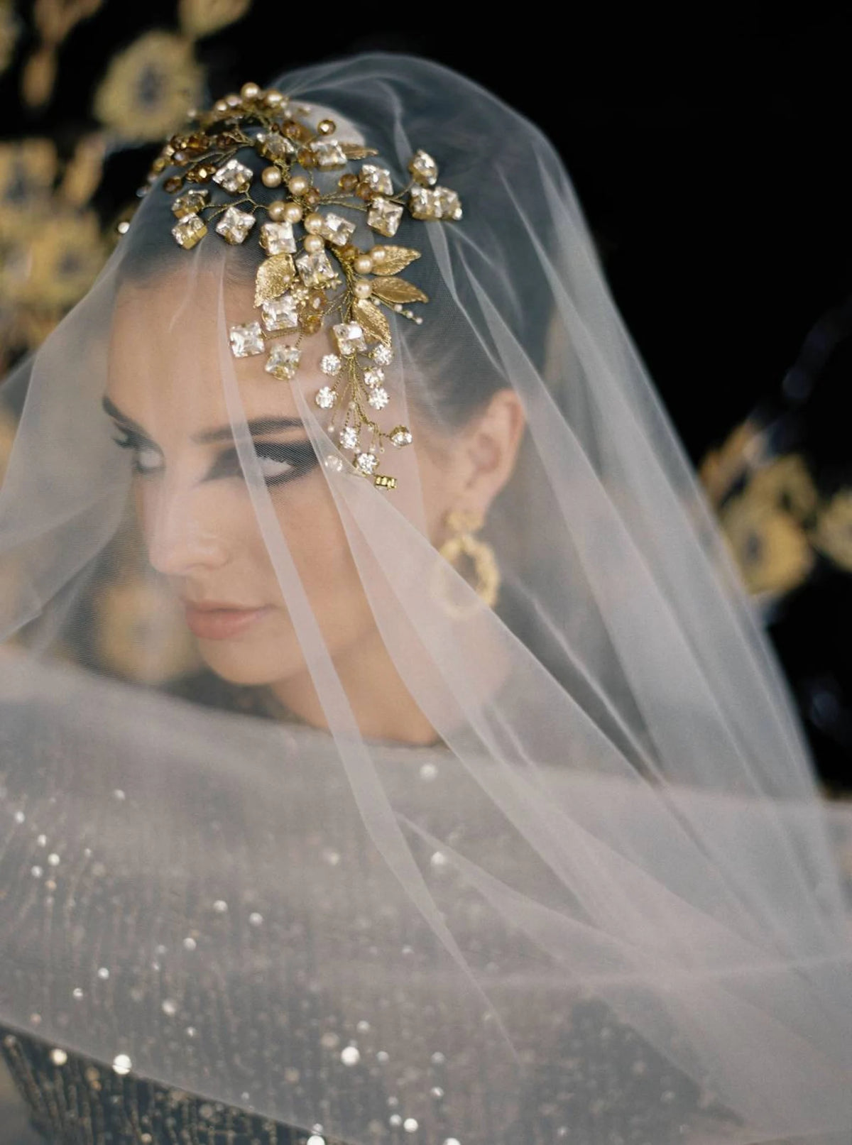 Wenen luxe gouden botanisch bruids haarsieraad van Hanna Peters × Gibson Bespoke met handvergulde bladeren, gouden Swarovski-kristallen en champagnekleurige parels, geïnspireerd op Gustav Klimt.