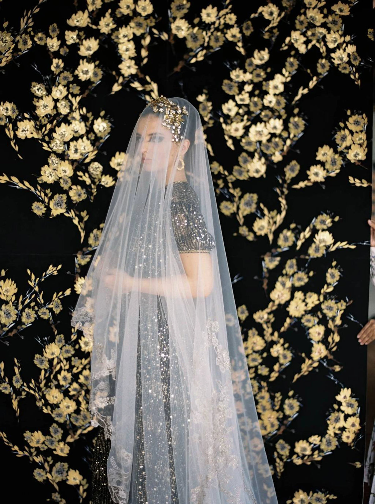 Wenen luxe gouden botanisch bruids haarsieraad van Hanna Peters × Gibson Bespoke met handvergulde bladeren, gouden Swarovski-kristallen en champagnekleurige parels, geïnspireerd op Gustav Klimt.