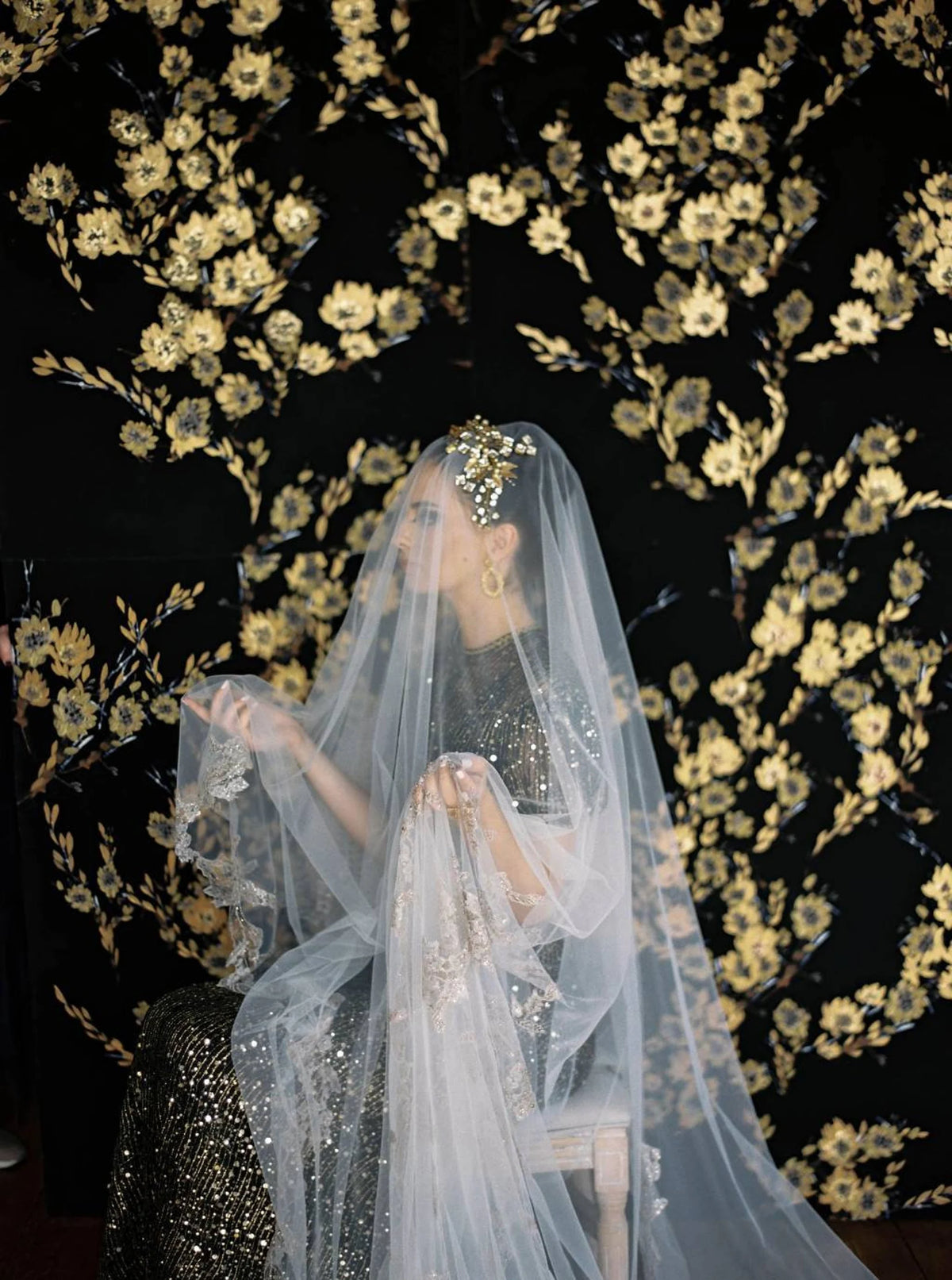 Wenen luxe gouden botanisch bruids haarsieraad van Hanna Peters × Gibson Bespoke met handvergulde bladeren, gouden Swarovski-kristallen en champagnekleurige parels, geïnspireerd op Gustav Klimt.