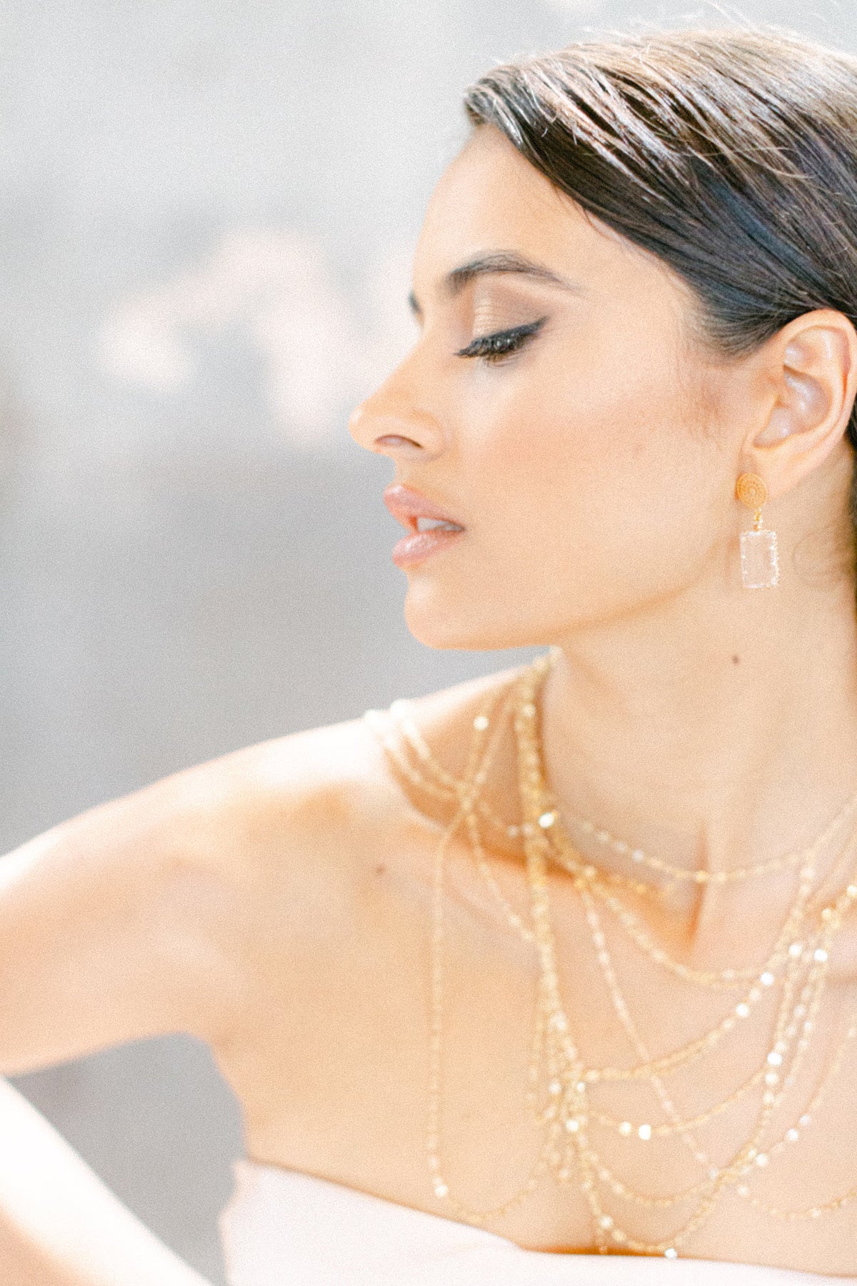 Farrah – Gouden Bruidsoorbellen met facet geslepen Kristal – Hanna Peters × Gibson Bespoke