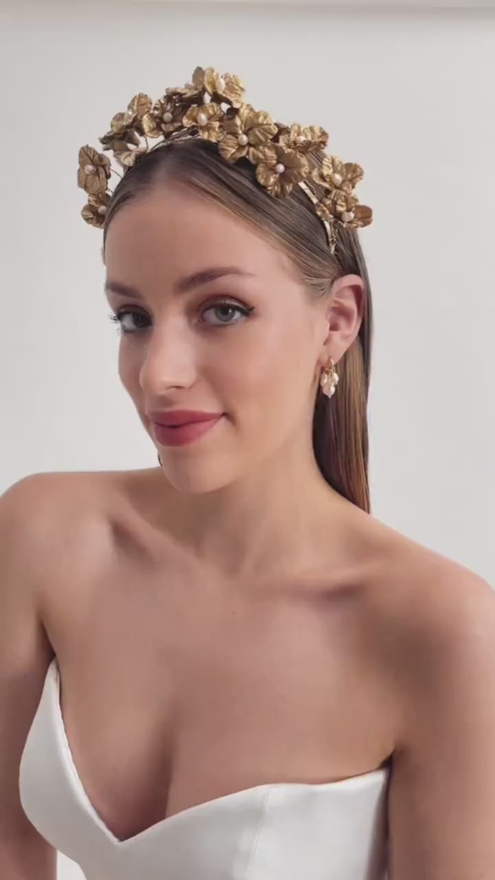 Cora luxe bruids haarband van Hanna Peters × Gibson Bespoke met handgemaakte antiek gouden porseleinen bloemen, glanzende barokke zoetwaterparels en een fijne flexibele metalen band.