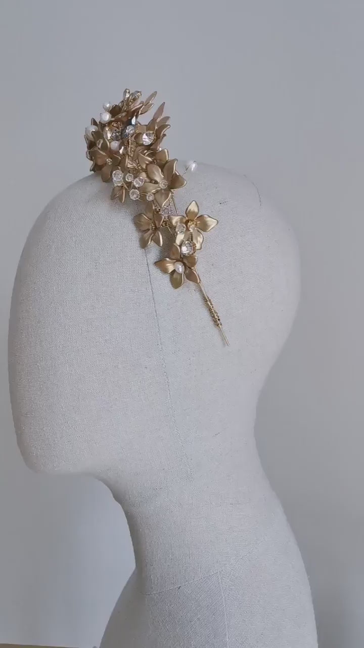 Parijs luxe bruidskroon van Hanna Peters × Gibson Bespoke met handgeschilderde bloemen, botanische takken, barok- en Keshi-parels, opalen en schitterende kristallen.