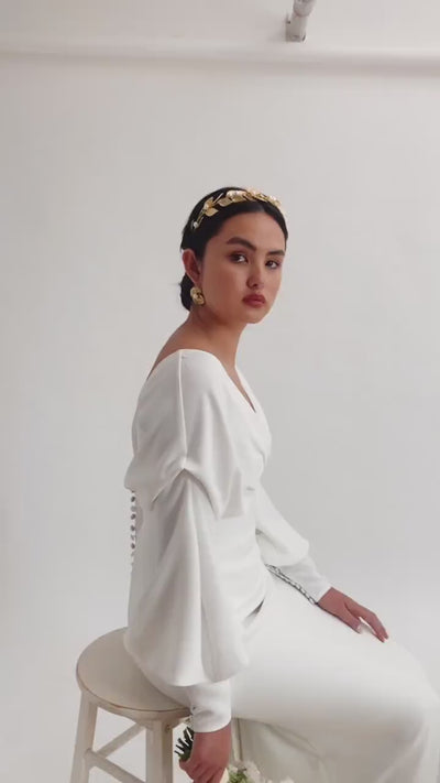 Hariette gouden bruids haarband van Hanna Peters × Gibson Bespoke met 18-karaats vergulde bladeren en natuurlijke barokke zoetwaterparels op een fijne, flexibele metalen haarband.