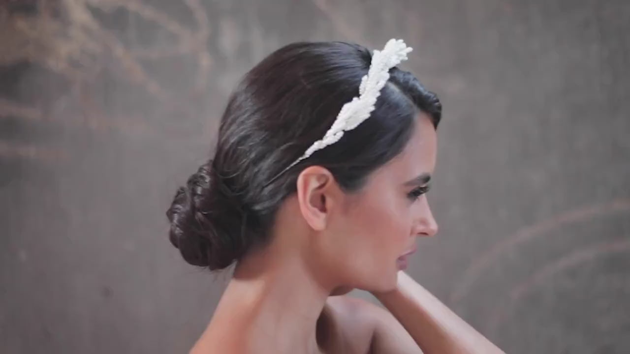Weidezoet elegante bruidskroon van Hanna Peters × Gibson Bespoke met handgemaakte botanische takken van glanzende ivoorkleurige glaskralen in een verfijnde Griekse stijl.